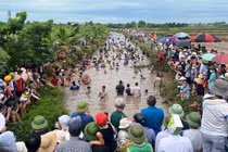 Hải Dương: Hàng trăm người lội sông bắt cá, nghìn người reo hò cổ vũ