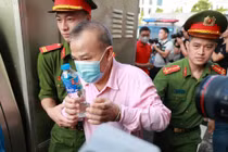 Hình ảnh cựu Thứ trưởng Tô Anh Dũng cùng 53 bị cáo bị dẫn giải đến tòa