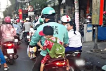 Bài đăng về cậu bé ngoan ngồi sau lưng ba được nhiều người chia sẻ