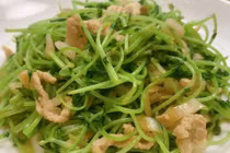 Bí quyết chế biến món mầm đậu Hà Lan xào thịt giòn ngọt