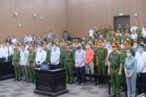 Vụ “chuyến bay giải cứu”: 54 bị cáo trước vành móng ngựa, còn ai “núp trong bóng tối”?