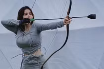 Mặc gợi cảm bắn cung, mỹ nhân khoe dáng khiến bao người "nín thở"