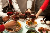 Đi họp lớp, chàng trai sạm mặt lúc thanh toán hóa đơn vì...