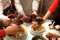 Đi họp lớp, chàng trai sạm mặt lúc thanh toán hóa đơn vì...