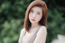 Đỏ mặt trước hot girl mặc đồ cắt xẻ "hiểm hóc" khoe dáng nuột 