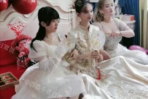 Mặc váy cổ rộng, phù dâu lấn át nhân vật chính gây tranh cãi