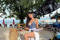 Diện bikini đi xe đạp, mỹ nhân khoe đường cong “thiêu đốt” ánh nhìn