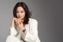 Chỉnh áo ngực trước ống kính, mỹ nhân khiến người nhìn "đứng hình"