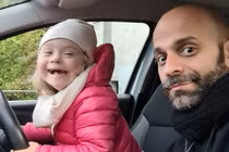 Nhận nuôi trẻ bị down, bố đơn thân dệt nên câu chuyện cổ tích