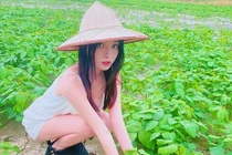 Mặc trễ nải trồng rau, hot girl khoe vòng 1 "ná thở"