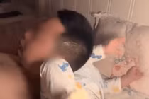 Nửa đêm tỉnh dậy không thấy con, mẹ tái mặt nhìn cảnh trước mắt