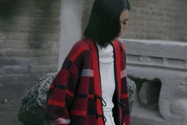 Mốt áo “bà già” đang tạo trend, hợp thời tiết se lạnh đầu xuân