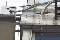 Đừng vội đổ nước chảy từ điều hòa, dùng cách này đại lợi