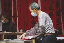 Người già tắm nhiều vẫn ám mùi: Dấu hiệu cảnh báo loạt bệnh