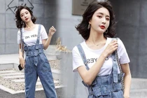 Diện quần yếm không nội y khoe vòng 1: Mặc sao không phản cảm?