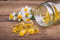 Dùng vitamin E làm đẹp, nên uống hay thoa mặt mới đại lợi?