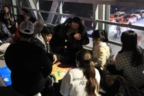 Ngồi đánh bài, chơi cờ trên cầu chờ pháo hoa ở Mỹ Đình