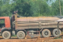 Chặn đứng xe quá tải từ mỏ đất phục vụ vành đai 4