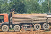 Chặn đứng xe quá tải từ mỏ đất phục vụ vành đai 4