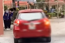 Vụ học sinh đứng chào xe giáo viên khi trời lạnh, Sở GD&ĐT nói gì?