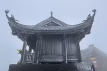 Chùa Đồng Yên Tử huyền ảo trong cảnh băng tuyết phủ kín