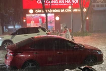 Mưa lớn cuối giờ chiều, Hà Nội lại ngập nặng
