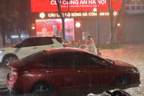 Mưa lớn cuối giờ chiều, Hà Nội lại ngập nặng