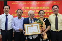 VUSTA trao tặng Huy hiệu Đảng và sơ kết công tác 6 tháng đầu năm