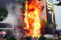 Lửa cháy ngùn ngụt dãy nhà hàng, quán karaoke ở Hà Nội