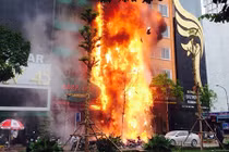 Lửa cháy ngùn ngụt dãy nhà hàng, quán karaoke ở Hà Nội