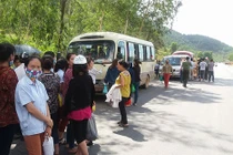 Ế nhà trọ, người dân chặn đường không cho công nhân đi làm