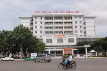 Cha ôm con nhỏ nhảy lầu tự tử tại bệnh viện