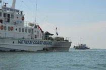Cảnh sát biển Việt Nam cứu 8 ngư dân gặp nạn