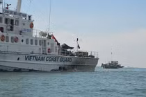 Cảnh sát biển Việt Nam cứu 8 ngư dân gặp nạn