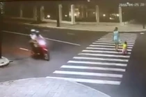 Clip kết cục đau đớn cho lái xe máy mải ngắm gái trên đường