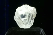 Clip cận cảnh viên kim cương siêu khủng giá 1.555 tỷ đồng