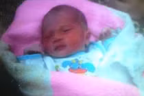 Bé gái sơ sinh bị bỏ rơi ở rừng, kiến cắn khắp người