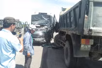 Xe tải đâm nhau bẹp rúm khiến quốc lộ 1A tắc nghẽn