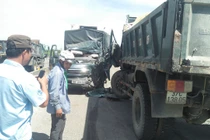 Xe tải đâm nhau bẹp rúm khiến quốc lộ 1A tắc nghẽn