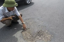 Lộ clip cảnh tạt hóa chất phá hoại quốc lộ 1