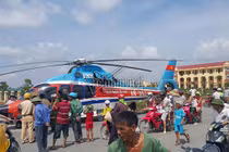 Dân Thái Bình đổ xô xem máy bay hạ cánh trên đường