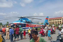 Dân Thái Bình đổ xô xem máy bay hạ cánh trên đường