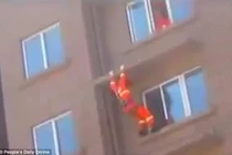 Thót tim cảnh lính cứu hỏa tung cước cứu cô gái định tự tử