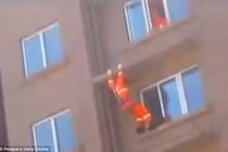 Thót tim cảnh lính cứu hỏa tung cước cứu cô gái định tự tử