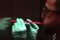 Bí quyết sinh tồn: Cách sống sót khi bị xì hơi trong thang máy