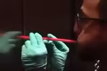 Bí quyết sinh tồn: Cách sống sót khi bị xì hơi trong thang máy