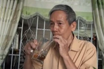Sống lại trong nhà xác, uống trà đá thay cơm hơn 20 năm