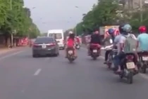 Kinh hãi nữ quái xế đèo trẻ em lạng lách đánh võng điên cuồng