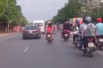 Kinh hãi nữ quái xế đèo trẻ em lạng lách đánh võng điên cuồng