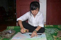 Cô gái khuyết tật sáng tác tranh độc đáo bằng lông gà